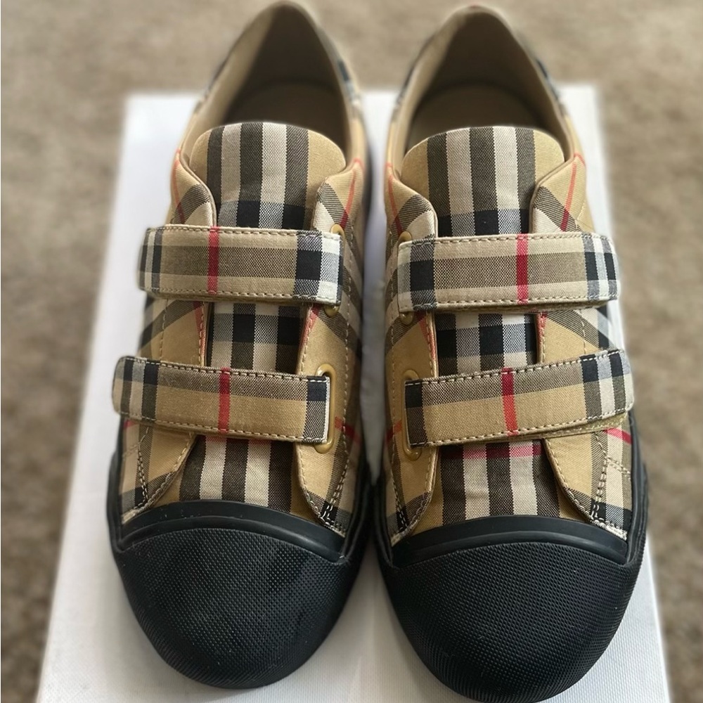 9/10 Condition Children’s Burberry shoes size 10c
